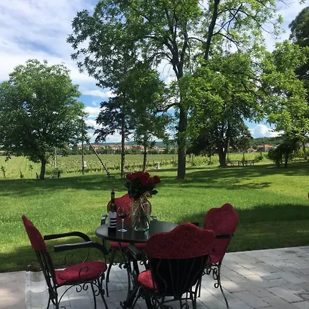 Winehouse Hotel *